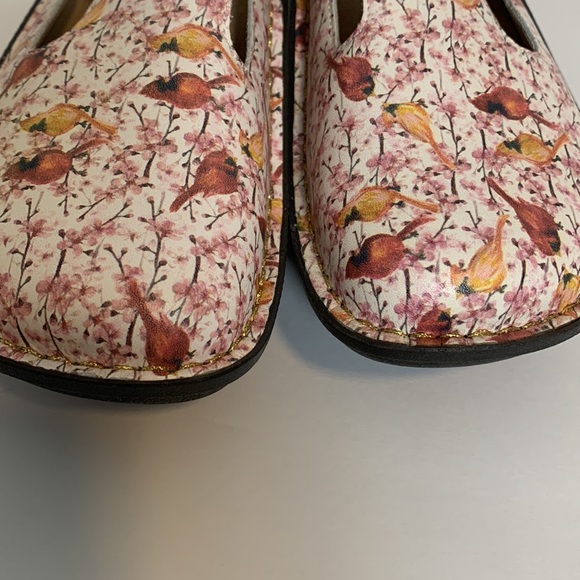 Alegria Cardinal Bird Print  Slip On Clogs Size 37 - Picture 8 of 11